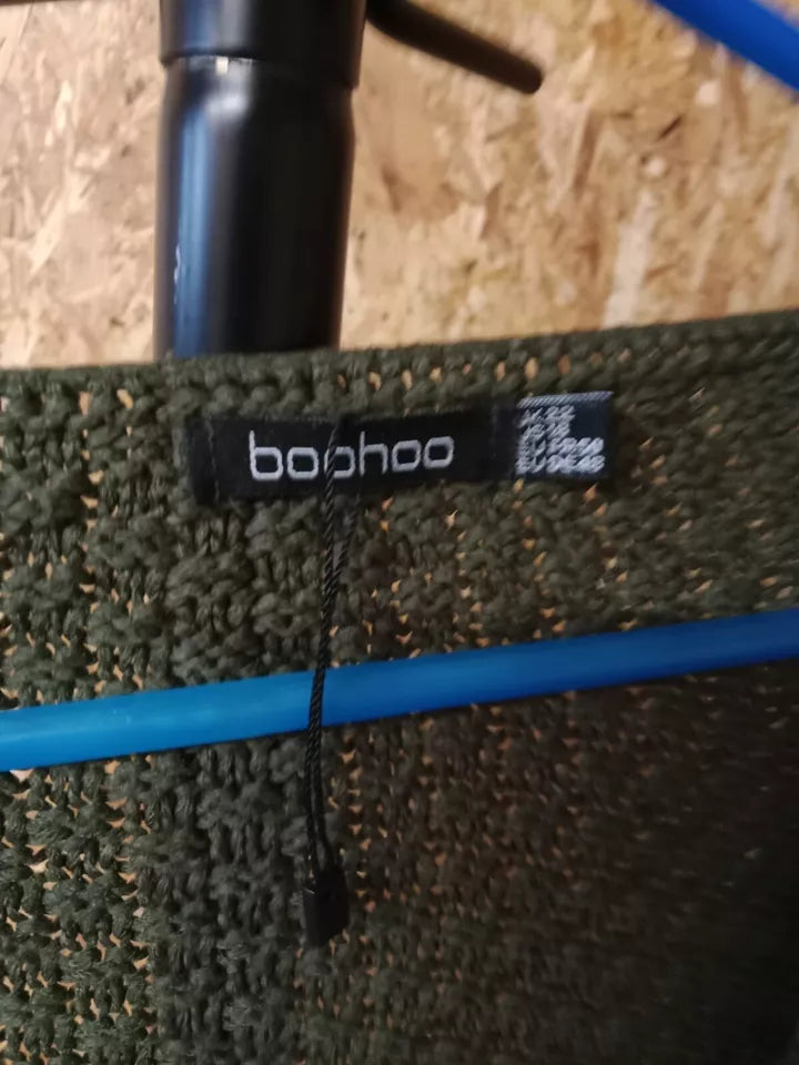 Boohoo Vneck Sweater size 22